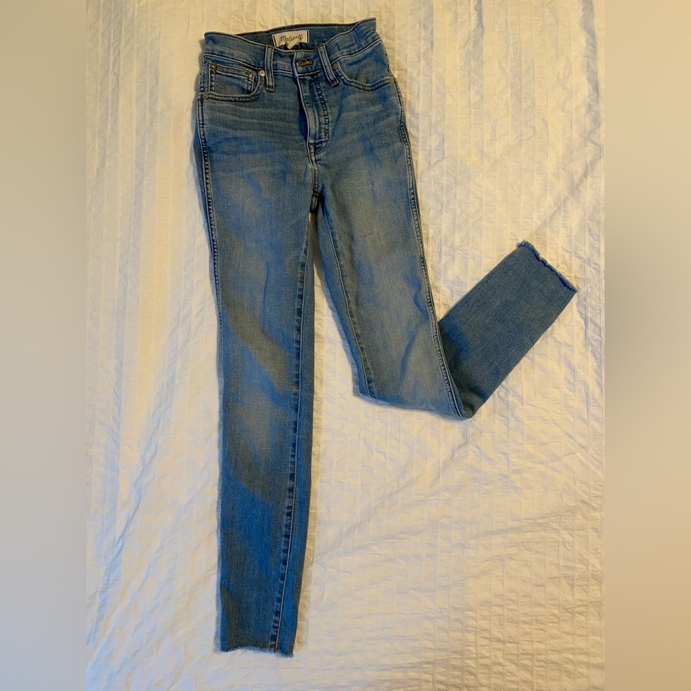 Madewell 10” high-rise skinny jeans, Size 23, highview wash. Raw hem edition